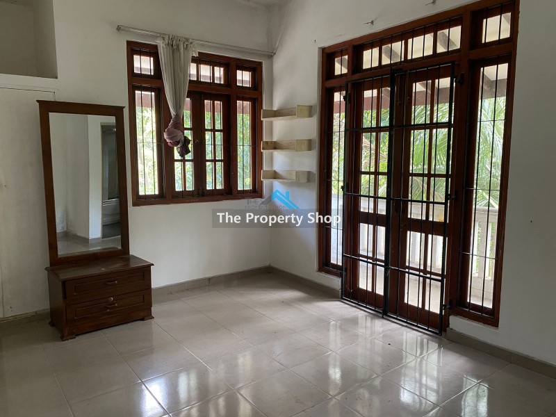 perches with 02 story house for sale in Kundasale* Ideal for Residence purpose.* 06Bedrooms with 04 bathroom* Good environment.* Parking available for 03 vehicles in front space.* Water, Electricity, telephone facilities are available. * Documents in order• This Location is situated near Kundasale Main road (only 600m)• Good neighborhood.• Quiet natural surroundings.• Taxi Stand, Shops, mini Supermarkets, Bank: few minutes. • Price can be Negotiable☆ : Kandy town 5 km :Pallekale Ground 3km : SLIIT,CIBA 1kmCall us for an appointment to visit the property.Please contact us for more Details: Hotline - 0777 507501 Genuine buyers only.NO BROKERS PLEASE..Visit our website for more properties.